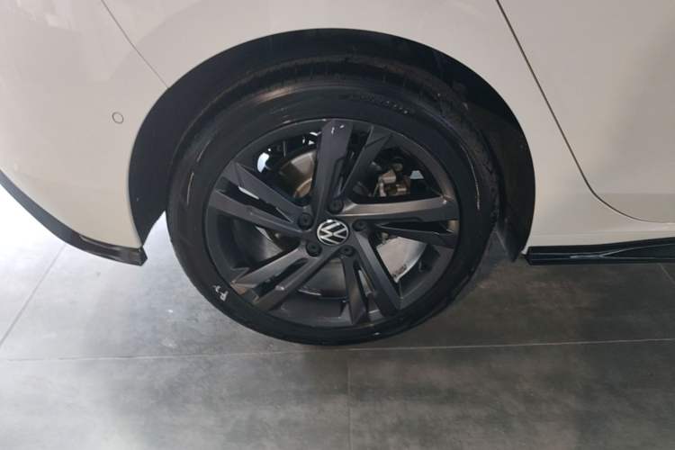 Used Volkswagen Golf 2023 Facelift 280TSI DSG R-Line Right Rear Wheel Hub