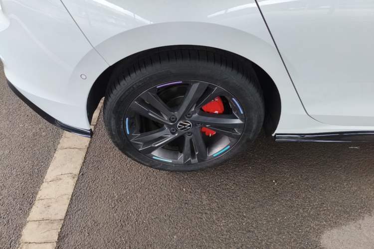 Used Volkswagen Golf 2023 280TSI DSG R-Line Lite Right Rear Wheel Hub