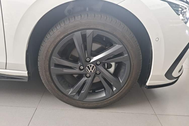 Used Volkswagen Golf 2023 Facelift 280TSI DSG R-Line Right Rear Wheel Hub