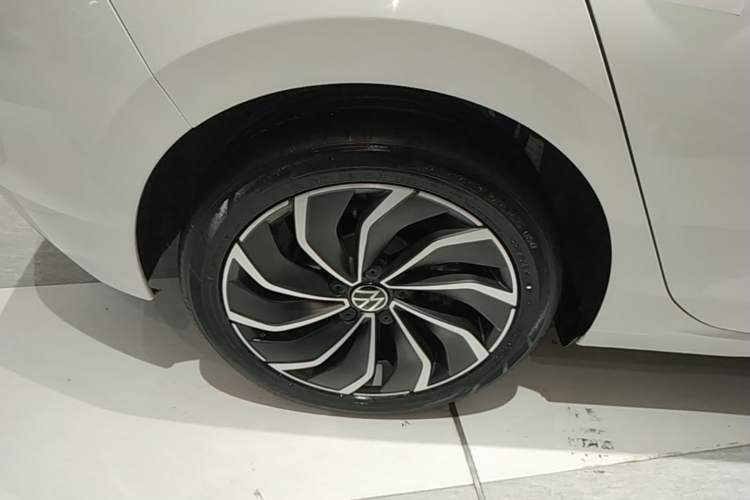 Used Volkswagen Golf 2023 280TSI DSG Pro Right Rear Wheel Hub
