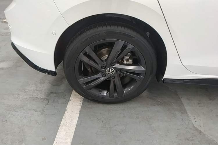 Used Volkswagen Golf 2023 Facelift 280TSI DSG R-Line Right Rear Wheel Hub