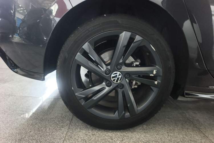 Used Volkswagen Golf 2024 280TSI DSG R-Line 50th Anniversary Edition Right Rear Wheel Hub