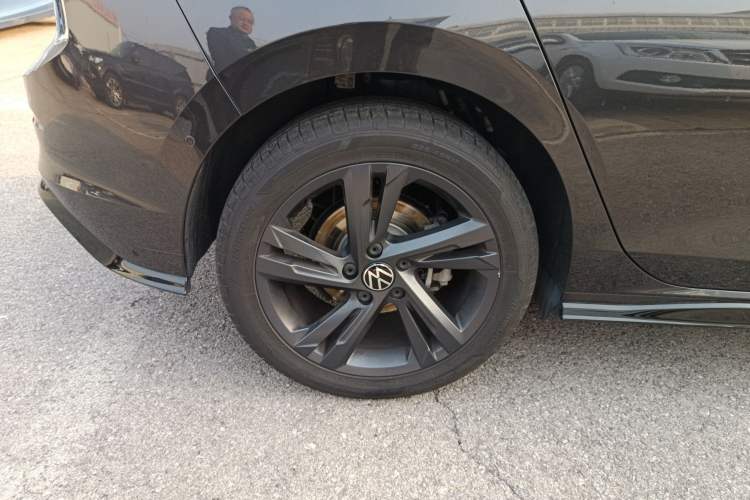 Used Volkswagen Golf 2024 280TSI DSG R-Line 50th Anniversary Edition Right Rear Wheel Hub