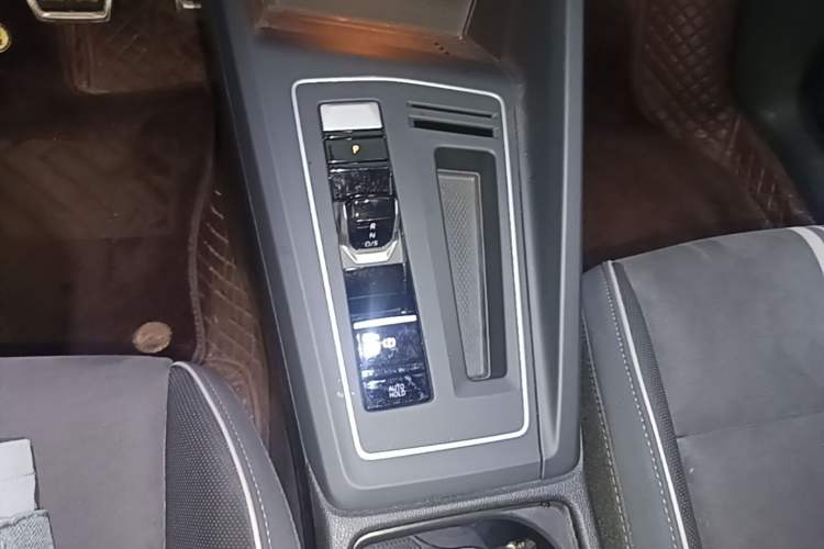 Used Volkswagen Golf 2024 280TSI DSG R-Line 50th Anniversary Edition Gear Lever