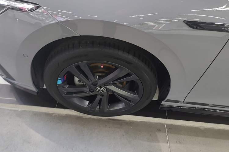 Used Volkswagen Golf 2024 280TSI DSG R-Line 50th Anniversary Edition Left Front Wheel Hub