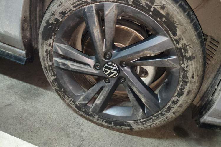 Used Volkswagen Golf 2024 280TSI DSG R-Line 50th Anniversary Edition Right Front Wheel Hub