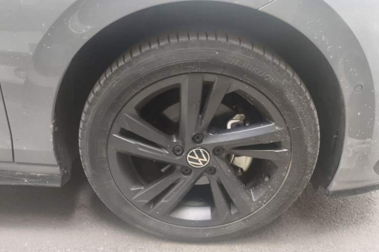 Used Volkswagen Golf 2024 280TSI DSG R-Line 50th Anniversary Edition Right Front Wheel Hub