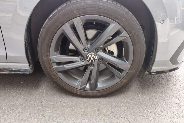 Used Volkswagen Golf 2024 280TSI DSG R-Line 50th Anniversary Edition Right Front Wheel Hub