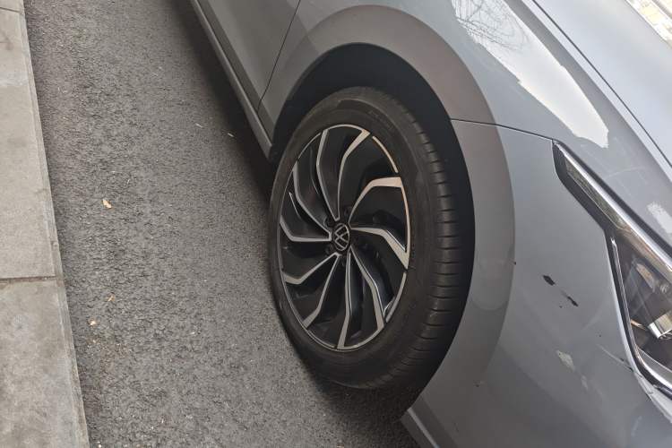 Used Volkswagen Golf 2024 280TSI DSG Pro 50th Anniversary Edition Right Front Wheel Hub