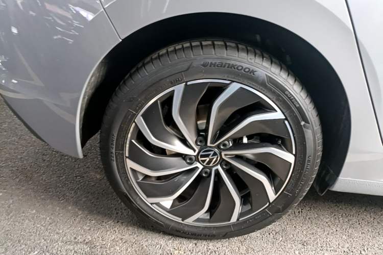 Used Volkswagen Golf 2024 280TSI DSG Pro 50th Anniversary Edition Right Rear Wheel Hub