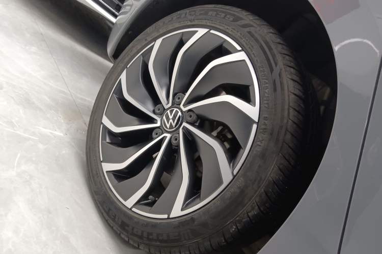 Used Volkswagen Golf 2024 280TSI DSG Pro 50th Anniversary Edition Right Rear Wheel Hub