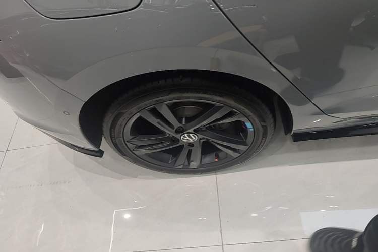 Used Volkswagen Golf 2024 280TSI DSG R-Line 50th Anniversary Edition Right Rear Wheel Hub