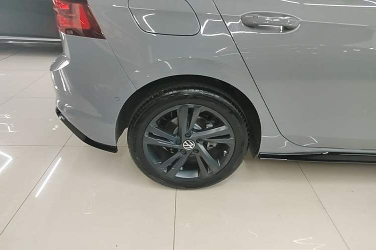 Used Volkswagen Golf 2024 280TSI DSG R-Line 50th Anniversary Edition Right Rear Wheel Hub