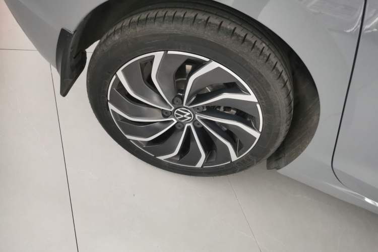 Used Volkswagen Golf 2024 280TSI DSG Pro 50th Anniversary Edition Right Rear Wheel Hub