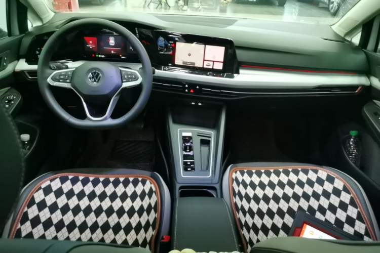 Used Volkswagen Golf 2024 280TSI DSG Pro Enjoyment Edition Center Console