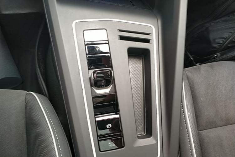 Used Volkswagen Golf 2024 280TSI DSG R-Line 50th Anniversary Edition Gear Lever