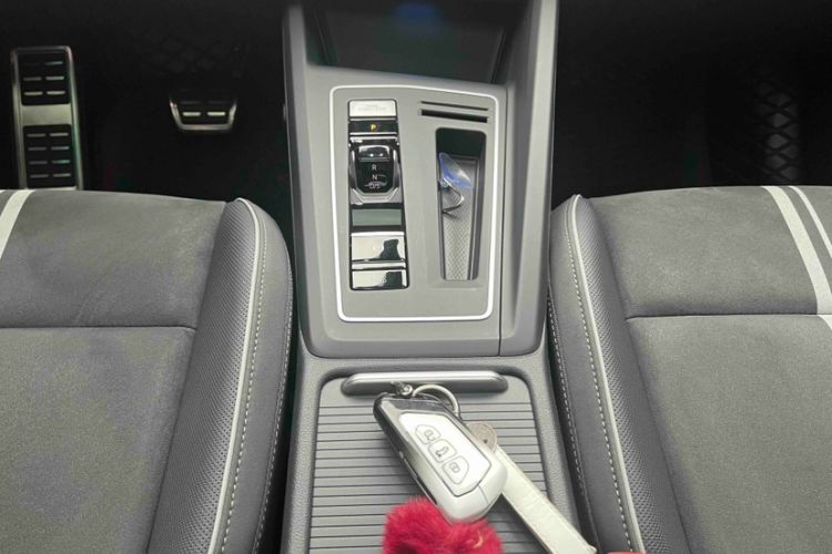 Used Volkswagen Golf 2024 280TSI DSG R-Line 50th Anniversary Edition Gear Lever