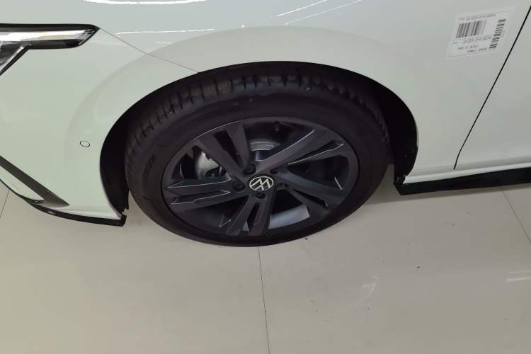 Used Volkswagen Golf 2024 280TSI DSG R-Line 50th Anniversary Edition Left Front Wheel Hub