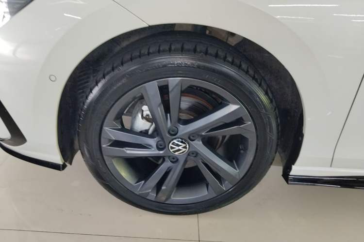 Used Volkswagen Golf 2024 280TSI DSG R-Line 50th Anniversary Edition Left Front Wheel Hub