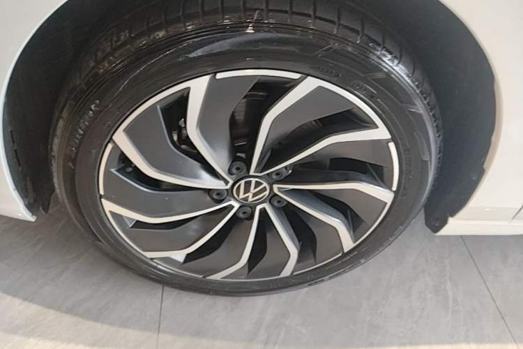 Used Volkswagen Golf 2024 280TSI DSG Pro 50th Anniversary Edition Left Front Wheel Hub