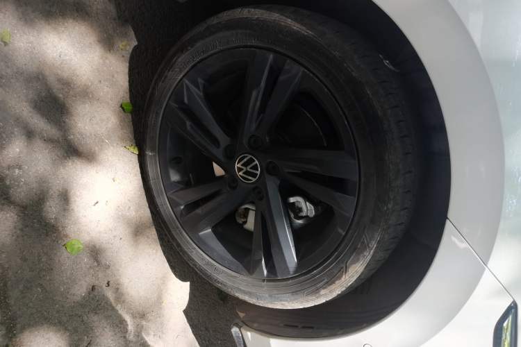 Used Volkswagen Golf 2024 280TSI DSG R-Line 50th Anniversary Edition Right Front Wheel Hub
