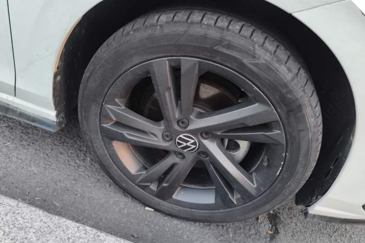 Used Volkswagen Golf 2024 280TSI DSG R-Line 50th Anniversary Edition Right Front Wheel Hub