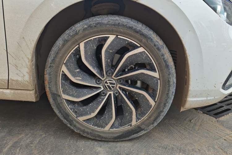 Used Volkswagen Golf 2024 280TSI DSG Pro 50th Anniversary Edition Right Front Wheel Hub