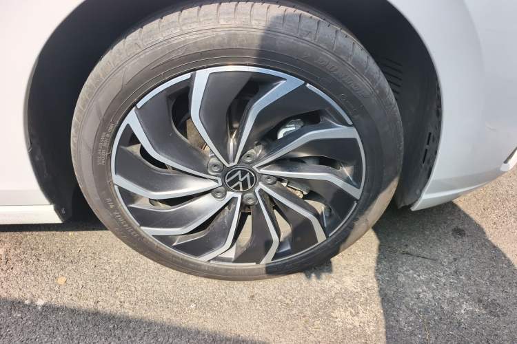 Used Volkswagen Golf 2024 280TSI DSG Pro 50th Anniversary Edition Right Front Wheel Hub