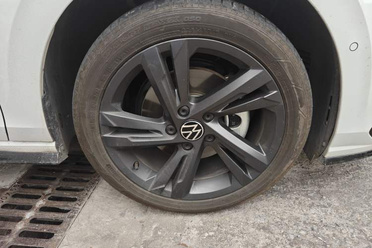 Used Volkswagen Golf 2024 280TSI DSG R-Line 50th Anniversary Edition Right Front Wheel Hub