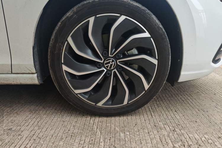 Used Volkswagen Golf 2024 280TSI DSG Pro Enjoyment Edition Right Front Wheel Hub