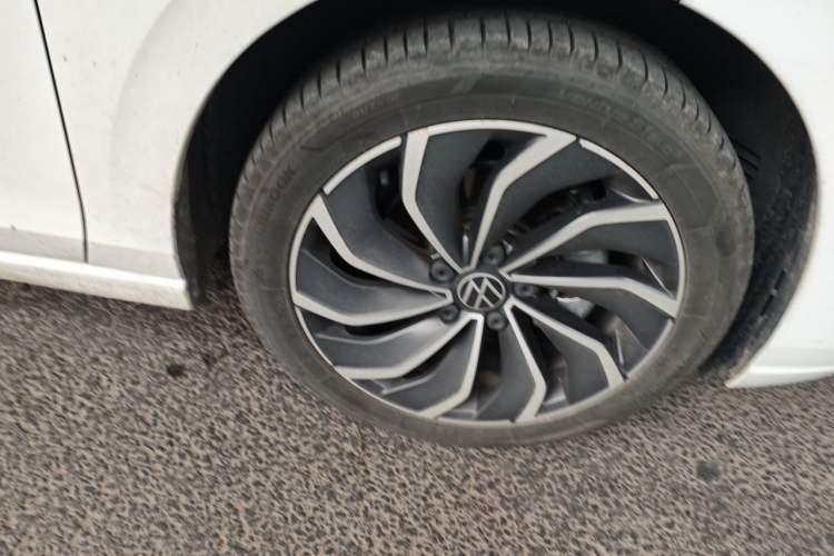 Used Volkswagen Golf 2024 280TSI DSG Pro 50th Anniversary Edition Right Front Wheel Hub
