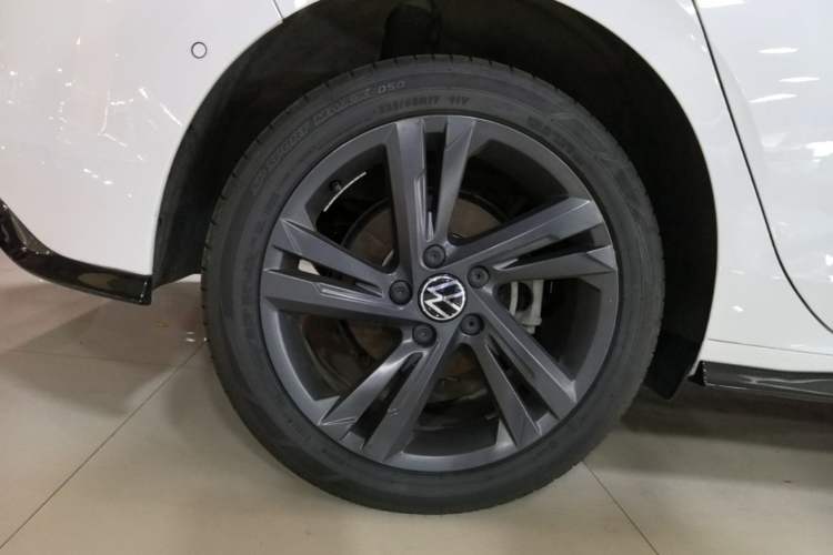Used Volkswagen Golf 2024 280TSI DSG R-Line 50th Anniversary Edition Right Rear Wheel Hub