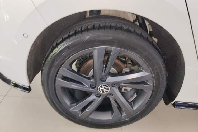 Used Volkswagen Golf 2024 280TSI DSG R-Line 50th Anniversary Edition Right Rear Wheel Hub