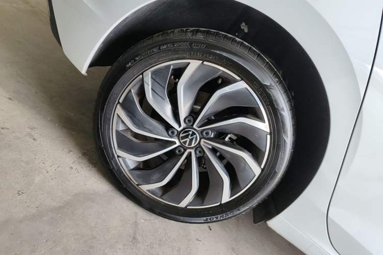 Used Volkswagen Golf 2024 280TSI DSG Pro 50th Anniversary Edition Right Rear Wheel Hub