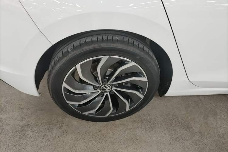 Used Volkswagen Golf 2024 280TSI DSG Pro 50th Anniversary Edition Right Rear Wheel Hub