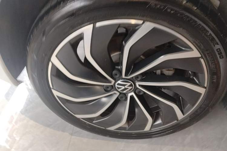 Used Volkswagen Golf 2024 280TSI DSG Pro 50th Anniversary Edition Right Rear Wheel Hub