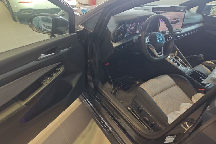 Used Volkswagen Golf 2025 Facelifted II 300TSI R-Line Driver Seat