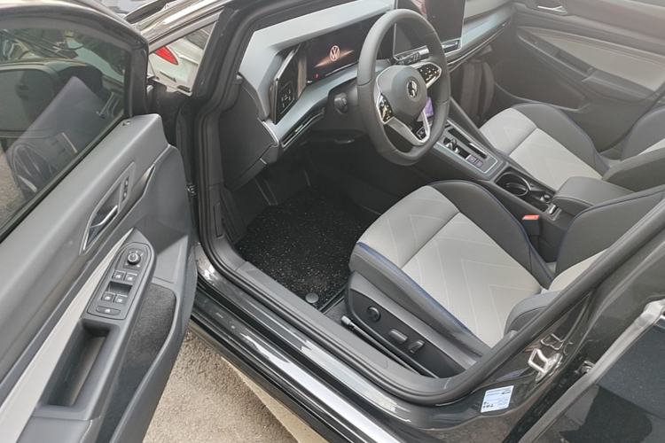 Used Volkswagen Golf 2025 Facelifted II 300TSI R-Line Driver Seat