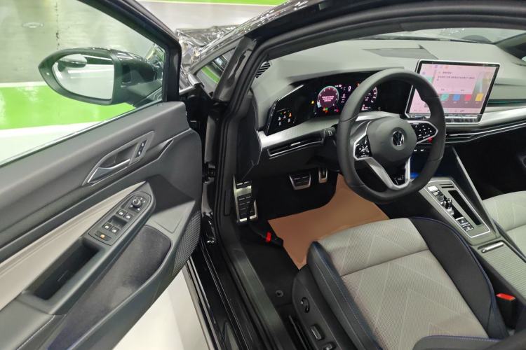 Used Volkswagen Golf 2025 Facelift 300TSI R-Line Driver Seat