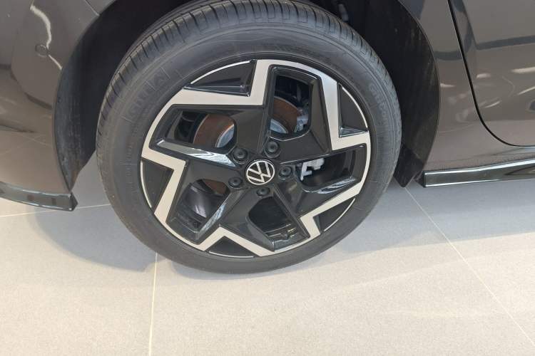 Used Volkswagen Golf 2025 Facelifted II 300TSI R-Line Exterior 5