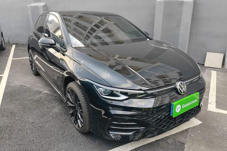 Used Volkswagen Golf 2025 Facelifted II 300TSI R-Line Front Right 45 Deg