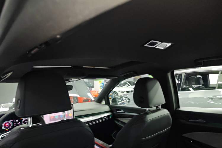 Used Volkswagen Golf 2025 Facelift 300TSI R-Line Headliner