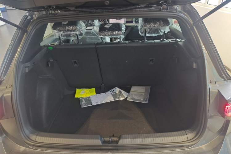 Used Volkswagen Golf 2025 Facelifted II 300TSI R-Line Trunk