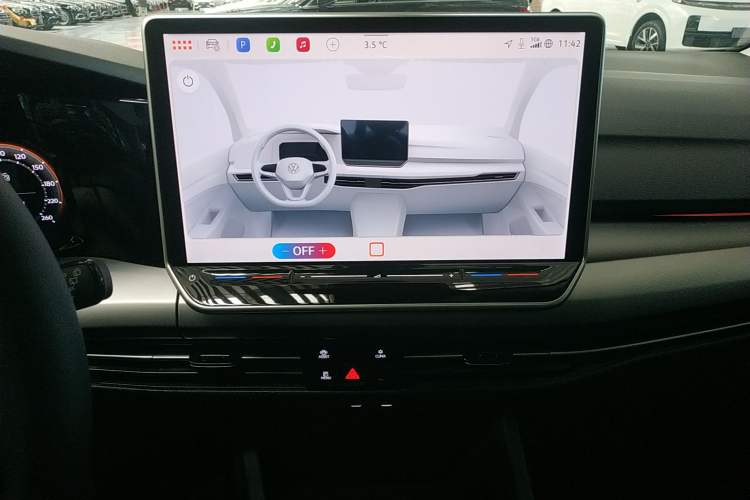 Used Volkswagen Golf 2025 Facelifted 300TSI Pro Audio And AC Panel