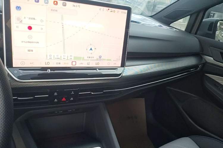 Used Volkswagen Golf 2025 Facelift 300TSI R-Line Audio And AC Panel