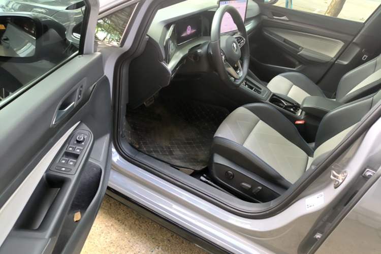 Used Volkswagen Golf 2025 300TSI R-Line Driver Seat