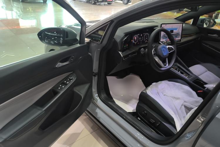 Used Volkswagen Golf 2025 Facelift 300TSI R-Line Driver Seat