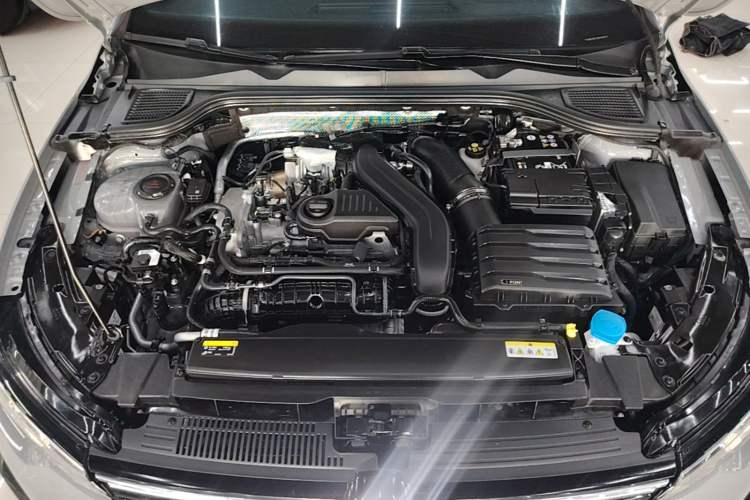 Used Volkswagen Golf 2025 Facelift 300TSI R-Line Engine Bay