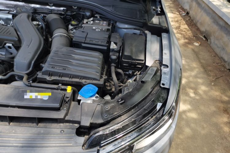 Used Volkswagen Golf 2025 Facelift 300TSI R-Line Engine Bay Left