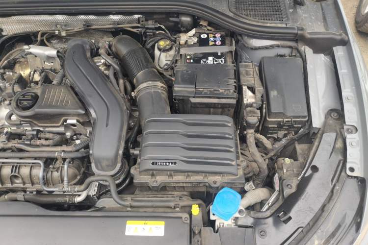 Used Volkswagen Golf 2025 300TSI R-Line Engine Bay Left
